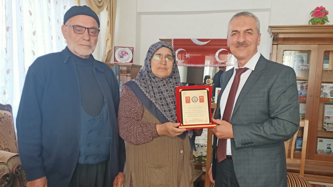 Okulumuz Adına Fahri Sarıtaş ve 2/B Sınıfı Anneler Günü'nde Şehit Murat Doğru 'nun Ailesini Ziyaret Etti.